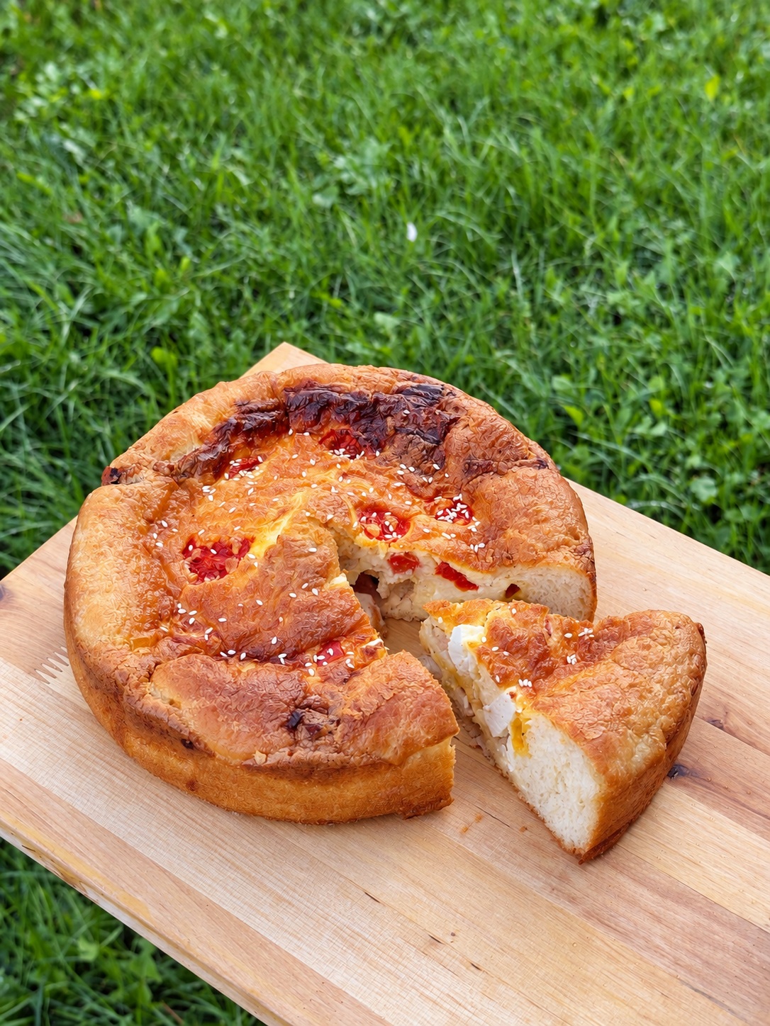 Пирог с курицей, сыром фета и томатами черри в разрезе