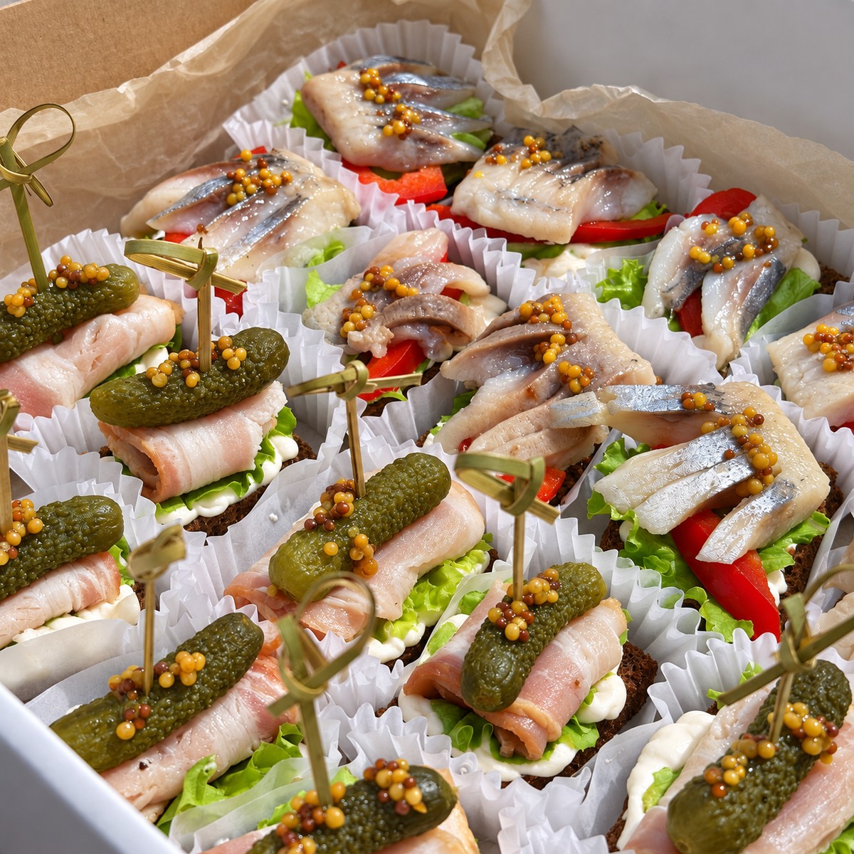 Кростини с грудинкой и корнишонами, сельдью и сладким перцем крупным планом